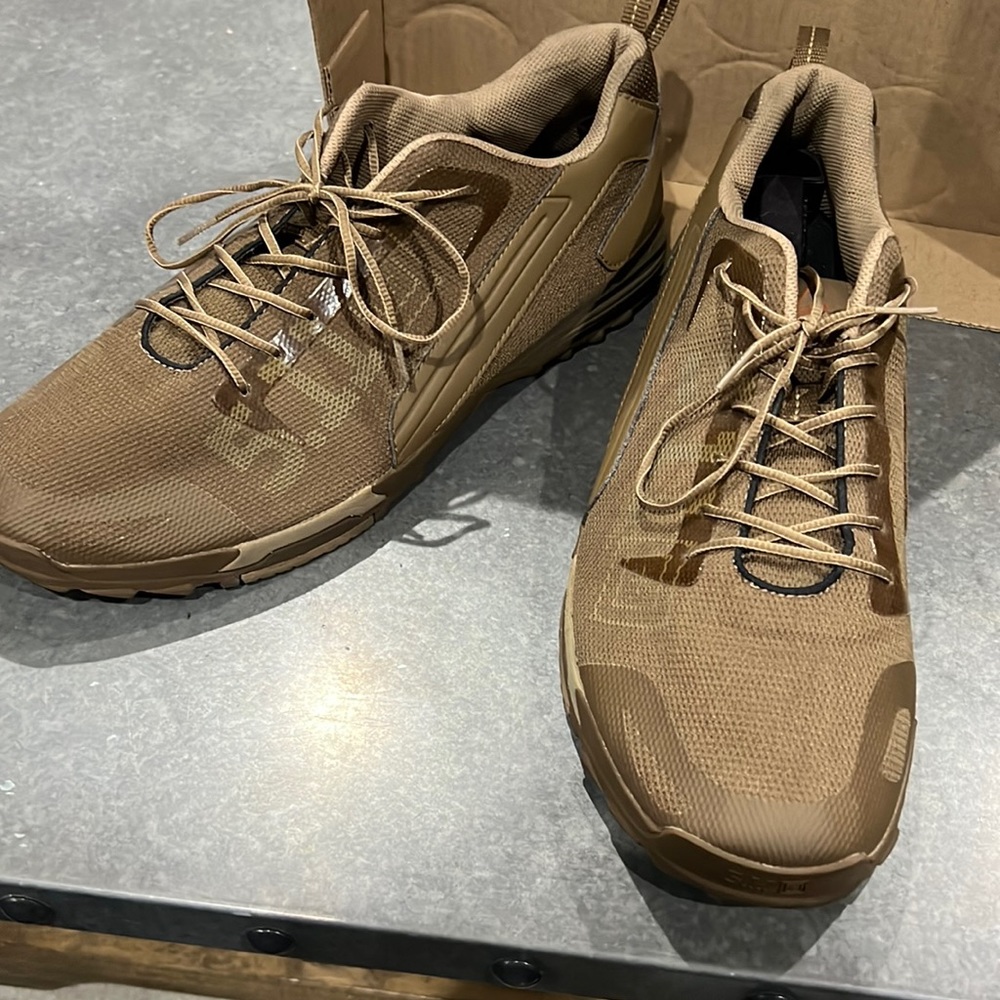 511 men’s shoes in size 13